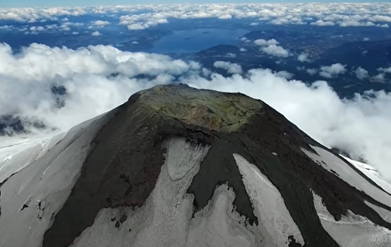 Nome do vulcão: Villarrica, no Chile - O vulcão Villarrica está situado na cordilheira dos Andes e é um dos poucos no mundo com um lago de lava ativo em seu interior. Uma curiosidade é que ele permanece coberto pela neve durante o ano todo. 