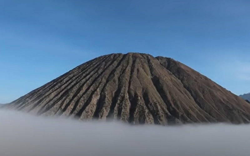 Nome do vulcão: Bromo, na Indonésia - O vulcão Bromo fica no meio da planície Mar de Areia e está em um arquipélago com 130 vulcões ativos que se localiza no chamado Anel de Fogo. O aeroporto mais perto do Monte é o de Surabaya, que está a cerca de 70km do local. 