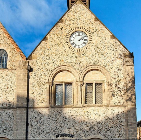 O edifício em si é uma estrutura medieval impressionante, datada do século 12, e é considerado um dos melhores exemplos de arquitetura secular normanda na região.