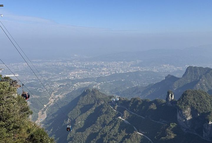 O acesso ao topo é feito pelo teleférico mais longo do mundo, com 7,5 km de extensão. 