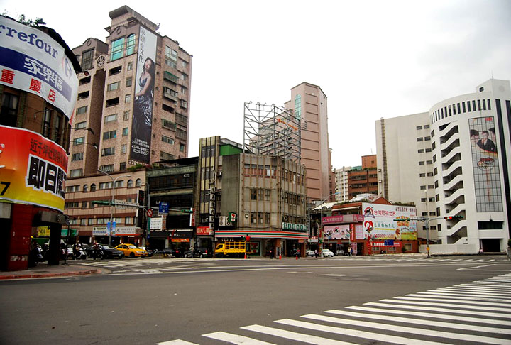 A 14ª posição é de Zhongshan, em Taipei, capital de Taiwan. O local é ótimo para fazer compras, especialmente roupas e acessórios femininos. É um bairro arborizado, seguro e repleto de bares e modernos shoppings centers. Também abriga o Museu de Belas Artes de Taipei. 