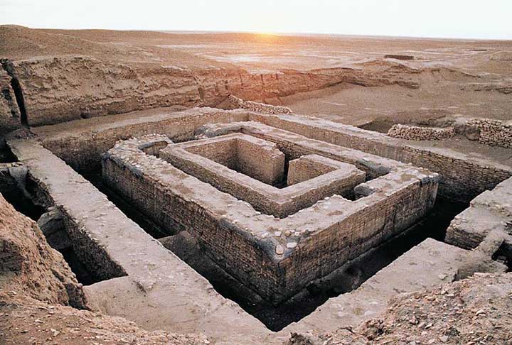 A história dos tijolos remonta à antiguidade. Os primeiros foram criados há cerca de 7.000 a.C., na região do Vale do Eufrates, nas civilizações da Mesopotâmia (atualmente o Iraque)