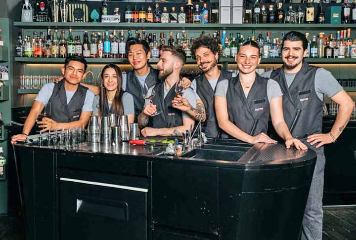 3º lugar - Sips, de Barcelona, na Espanha.  Ele ainda está muito bem colocado, mas caiu dois degraus, pois na edição de 2023 tinha sido o campeão. Mantém sua reputação com coquetéis refinados e atmosfera elegante, mesclando criatividade e tradição