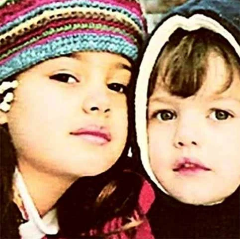 Com apenas sete anos de idade, ela se mudou com a família para o Brasil, onde iniciou sua trajetória artística com aulas de balé clássico, jazz e sapateado. Naturalizada brasileira, a atriz tem um irmão mais novo chamado Angelo.
