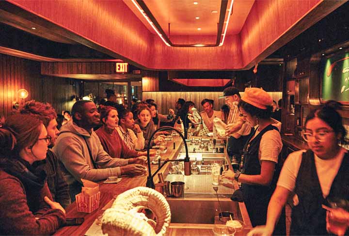 14º lugar - Double Chicken Please, localizado em Nova York, nos Estados Unidos. Deu uma caída na lista, pois em 2023 estava na terceira posição. Bar informal com atmosfera descontraída, coquetéis criativos e sanduíches de frango, ícone urbano de Nova York.