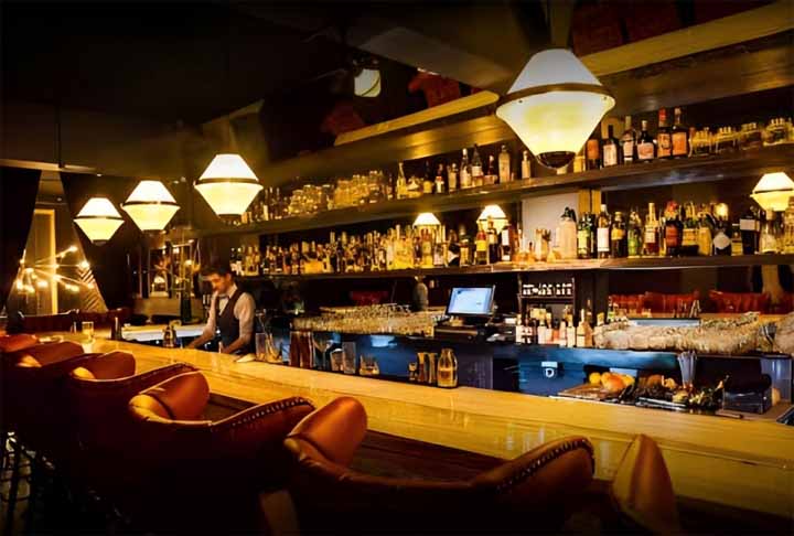 1º lugar - O topo do pódio foi ocupado pelo Bar Handshake Speakeasy, localizado na Cidade do México. O bar tem atmosfera hollywoodiana antiga, com decoração retrô, e coquetéis complexos, feitos com técnicas culinárias que envolvem maturação de até 48h.