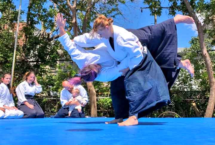 Aikido- Criado por Morihei Ueshiba, no Japão, no início do século XX, baseia-se em movimentos circulares e fluidos, desequilíbrios e projeções para neutralizar o oponente, em vez de ataques diretos.