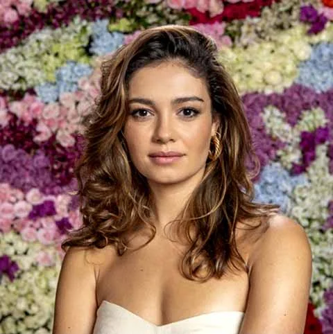 A atriz Sophie Charlotte foi alvo de nota de repúdio do Sindicato dos Artistas após notícias de que teria desrespeitado figurantes durante gravações da novela “Três Graças”, que irá suceder “ Vale Tudo” na programação das 21 da TV Globo a partir de 20 de outubro.
