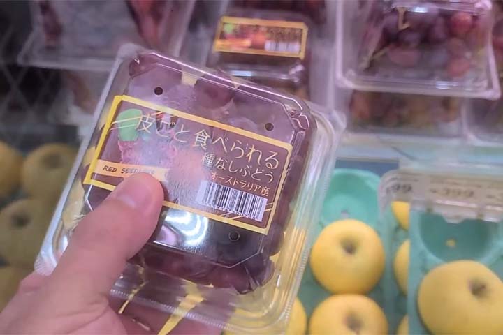 O cuidado com as frutas se estende às lojas, que mais se assemelham a butiques de luxo ou joalherias do que simples estabelecimentos de hortifrúti. Marcas renomadas, como a Senbikiya, elevam a experiência a um patamar superior.