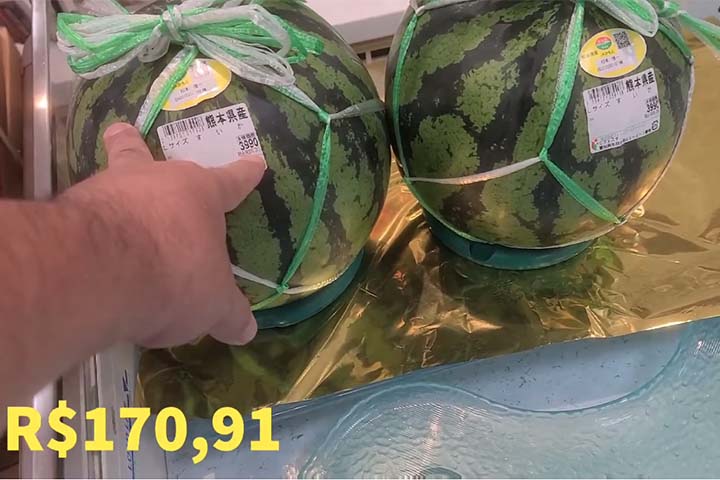 Se a mini melancia já é considerada cara para os padrões brasileiros, a melancia de tamanho normal equivale a R$ 170,91.