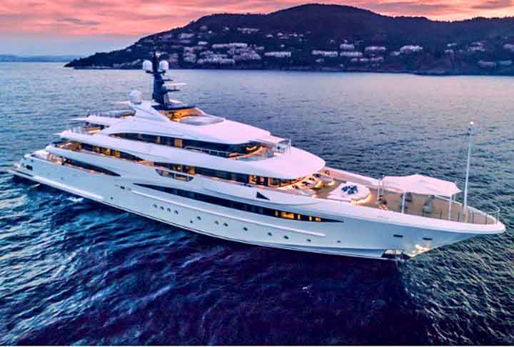 Iate - Embarcação luxuosa usada em várias partes do mundo para lazer e turismo. Construído com materiais avançados e equipado com confortos modernos, é símbolo de status. Pode ser à vela ou motorizado, com design focado na experiência e no conforto.