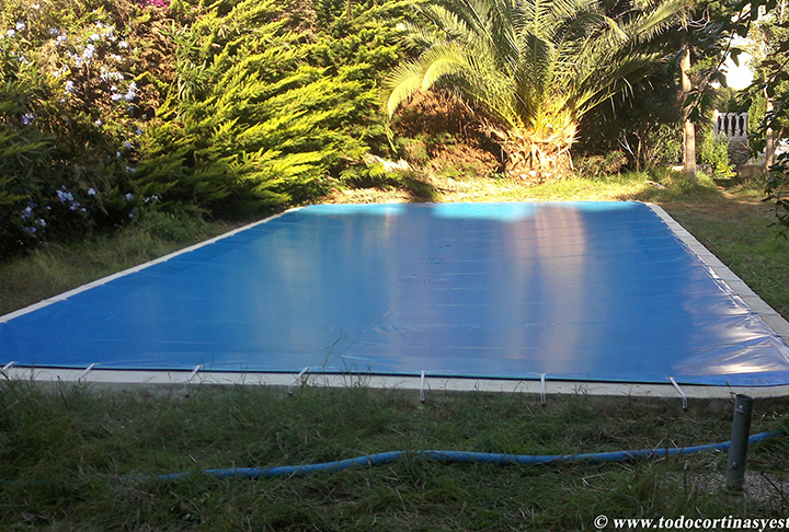 Quem tem piscina deve manter coberta para não deixar a água exposta. Assim, não atrai insetos de forma geral. 