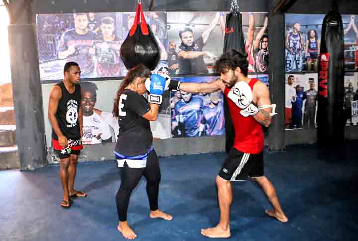 Boxe- Com origem remota, tornou-se popular como esporte de combate na Grécia Antiga. Consiste em golpear o oponente usando apenas os punhos, com movimentos de esquiva, defesa e ataques precisos.