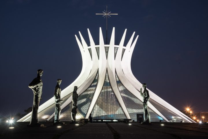 Catedral de Brasília (1970)
Outro ícone de Niemeyer, tem estrutura futurista em concreto com 16 colunas curvas. Sua arquitetura inovadora e a iluminação natural interna criam um ambiente único de espiritualidade e arte. - Rodrigo_Marfan wikimedia commons
