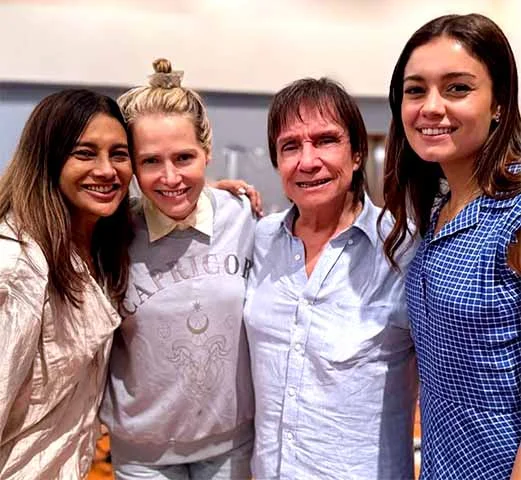 Ela também cantou em dois especiais de fim de ano de Roberto Carlos, exibido pela TV Globo, em 2014 e 2024. 