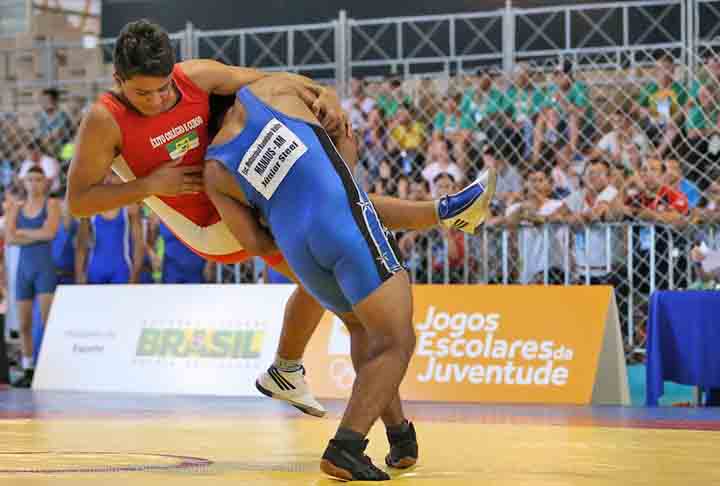 É um esporte olímpico que requer força, agilidade e habilidades técnicas específicas. O russo Aleksandr Karelin é considerado o maior lutador de luta greco-romana de todos os tempos, com medalhas e títulos conquistados ao longo da carreira.
