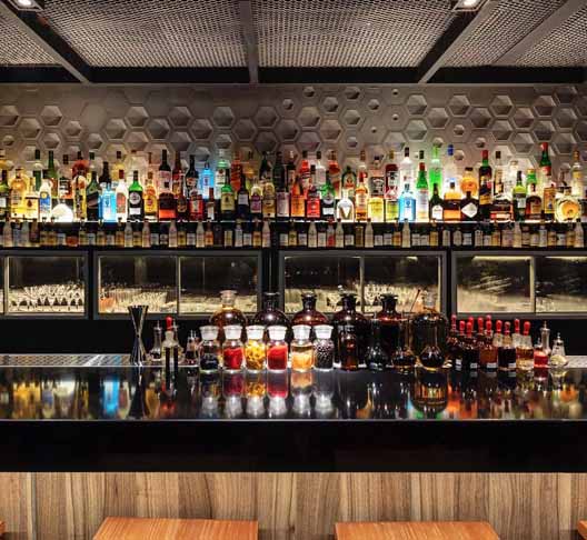 O brasileiro Bar Tan Tan, que no ano anterior tinha ficado em 56º lugar, subiu para a 31ª posição. Um endereço moderno e industrial que une experiência gastronômica e coquetelaria, com pratos como noodles, dumplings e drinks especiais. 