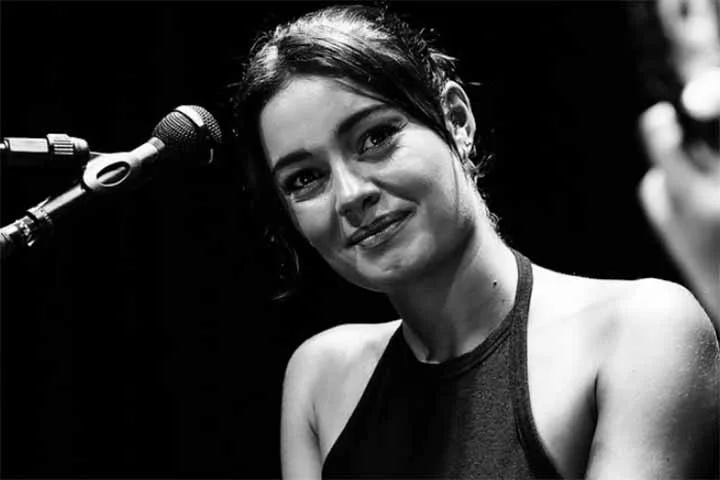 Em nota oficial, a Rede Globo defendeu Sophie Charlotte e declarou que as “informações não procedem”, negando que ela tenha se portado de forma prepotente com figurantes.

