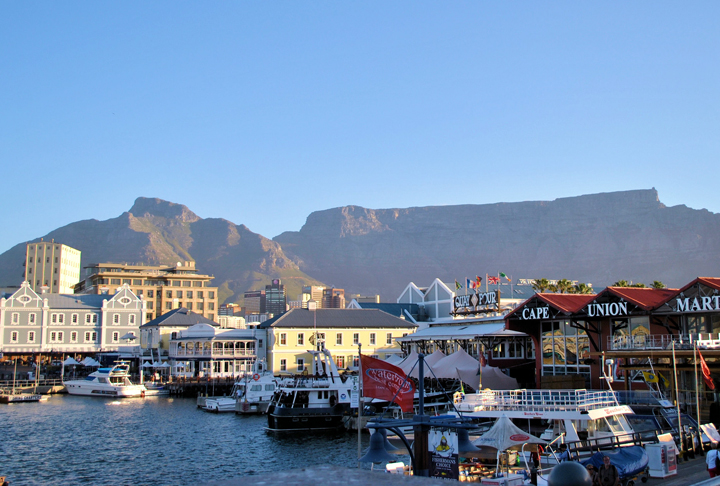 Outro ponto importante é o VA Waterfront,  área portuária revitalizada que tem shopping, restaurantes, bares, mercados de comida, artesanato e hotéis. É do Waterfront que sai o passeio para Robben Island, a ilha-prisão onde Nelson Mandela ficou por 18 anos. 