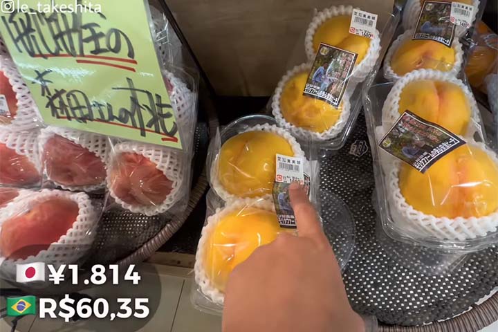 A youtuber Leticia Takeshita também fez um vídeo sobre os preços das frutas no Japão. De acordo com o que ela mostrou, o pêssego tem o valor de R$ 60,35.