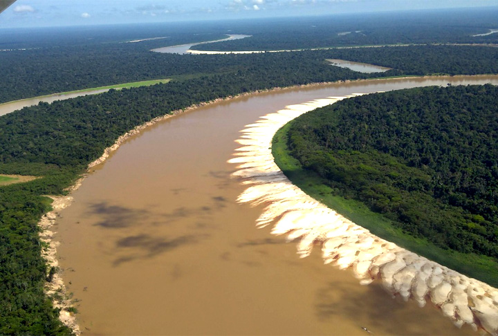 10º - Rio Juruá – É uma via fluvial que nasce no Peru e deságua no rio Solimões. Assim, banha o Acre e o Amazonas, sendo essencial para o transporte, como rota hidroviária, já que há poucas  rodovias pelo seu curso. Sua extensão é de 2.410 km. 