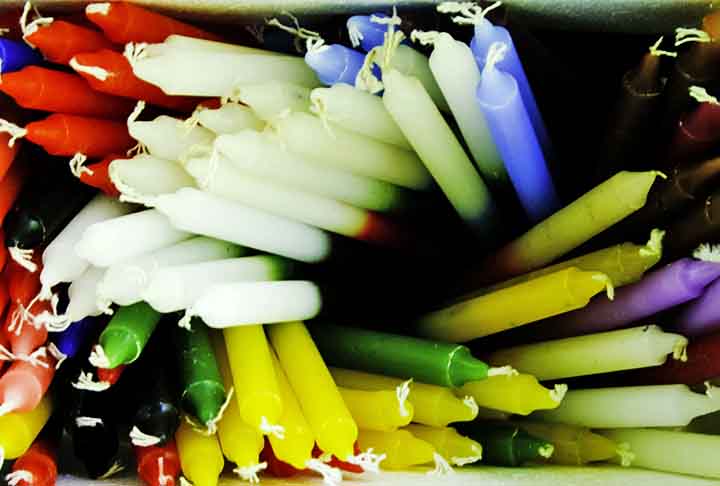 Na Inglaterra, as velas passaram a ser fabricadas com cera, o que fez o item se disseminar ainda mais. Com o tempo, outros achados fizeram as chamas ficarem maiores. 
