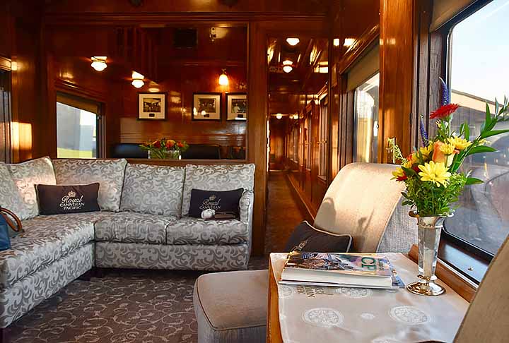 A viagem tem várias experiências exclusivas e gastronomia requintada. Um dos pacotes mais populares inclui uma viagem de cinco dias pelas montanhas canadenses.