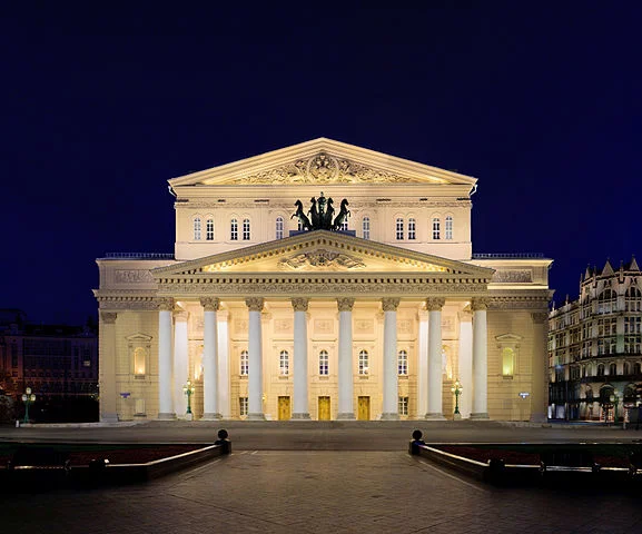 Bolshoi Theatre (Moscou, Rússia) - Uma das mais antigas casas de ópera do mundo, o Teatro Bolshoi é famoso por suas produções de ópera e balé. Sua influência na cultura russa é imensa.