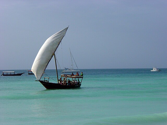 Dhow - Embarcação tradicionalmente usada para transporte de especiarias. Feito de madeira e com velas triangulares, é ágil em ventos fortes e ideal para navegação costeira. Ainda hoje é usado em pesca e comércio regional.