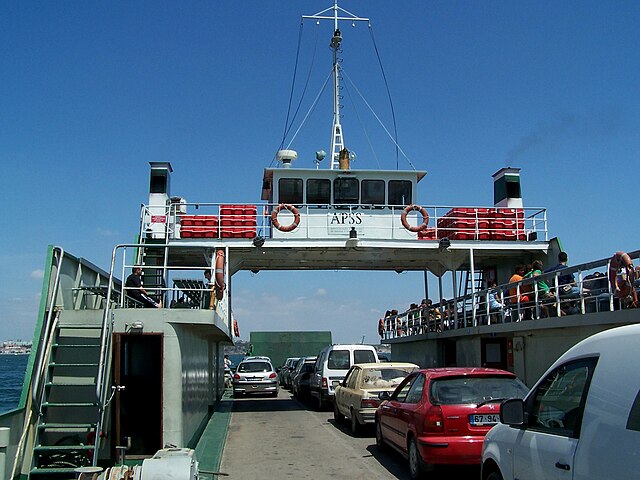 Balsa - Embarcação plana e estável, usada para transporte de cargas, veículos e pessoas em rios e baías. Geralmente construída de madeira ou ferro, pode ser movida por motores ou correnteza. Amplamente usada em áreas remotas, é essencial para travessias e transporte pesado.