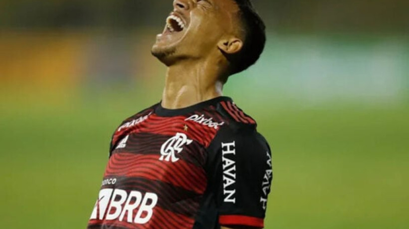 Meia Victor Hugo seria cedido ao Famalicão (POR), mas Flamengo optou por reforçar o meio-campo em temporada que disputa ainda três títulos