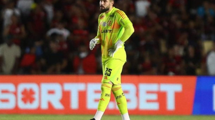 Goleiro, reserva no Rubro-Negro, apresentará-se à Raposa em janeiro de 2026. Flamengo, porém, não descarta antecipar a liberação