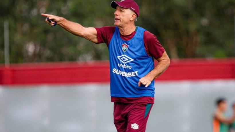 Técnico Renato Gaúcho pode voltar a utilizar formação com três zagueiros em Clássico deste domingo (20/7), pela 15ª rodada do Brasileirão