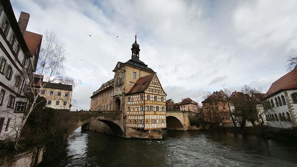 Bamberg (Alemanha) – Cidade medieval com arquitetura bem preservada, incluindo a catedral e a icônica Prefeitura Antiga.
