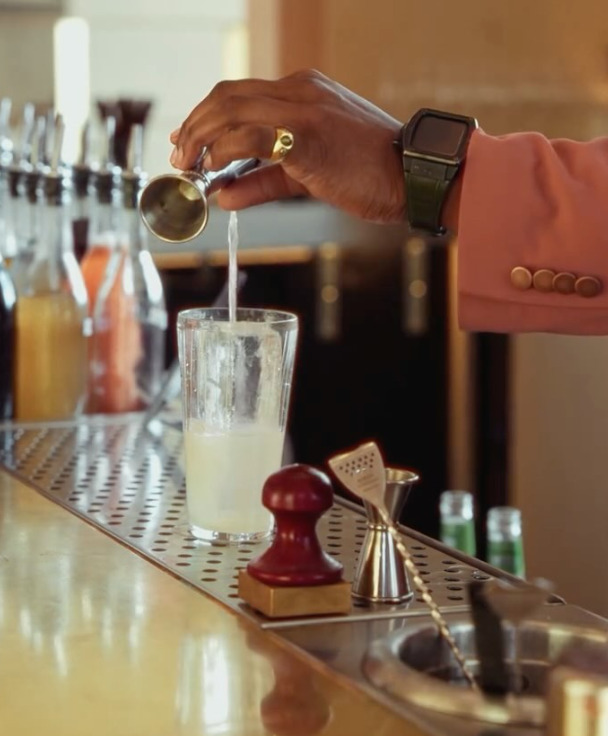 15º lugar - Overstory, em Nova York, nos Estados Unidos - Localizado em um prédio clássico com vista panorâmica, serve coquetéis sofisticados e modernos, combinando vista e mixologia de alto nível.