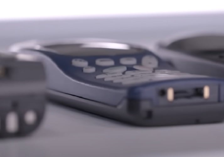 Os celulares tijolão são os primeiros celulares: pesados e grandes, não cabiam no bolso. Para ligar, era necessário, muitas vezes, buscar sinal nas caixas d'água. Sua grande vantagem era poder mandar um simples SMS. Nesse caso, o tempo nos ajudou. 