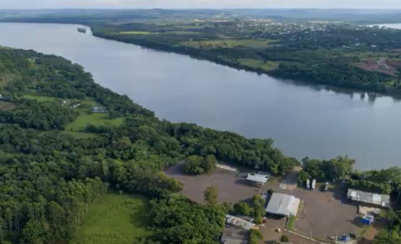 A cidade de Porto Xavier, também no Rio Grande do Sul, serve como um ponto de passagem entre o Brasil e a Argentina por meio de balsas que cruzam o Rio Uruguai, facilitando o fluxo de pessoas e mercadorias entre os dois países.