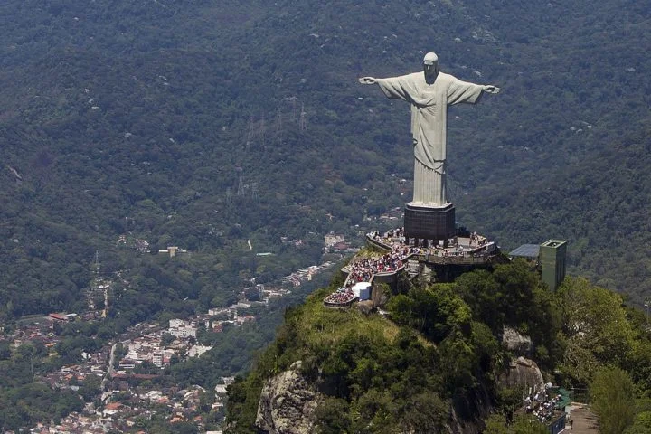 Cristo Redentor (1931)
Símbolo do Rio de Janeiro e do Brasil, a estátua de 38 metros de altura no alto do Corcovado representa a fé e a hospitalidade do país. É um dos monumentos mais visitados do mundo. - Luciola Vilella/MTur