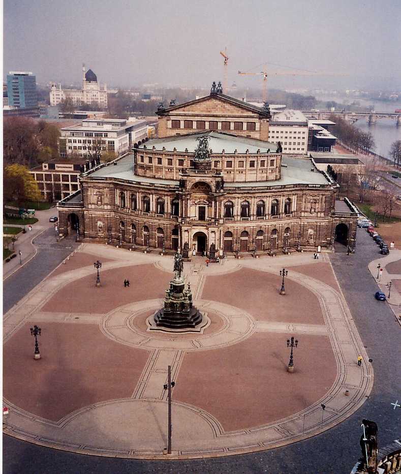 Semperoper (Dresden, Alemanha) - A Semperoper é famosa por sua história e tradição, além de ser um importante centro cultural da Alemanha. Ela se destaca tanto por suas produções de ópera quanto pela arquitetura neorrenascentista