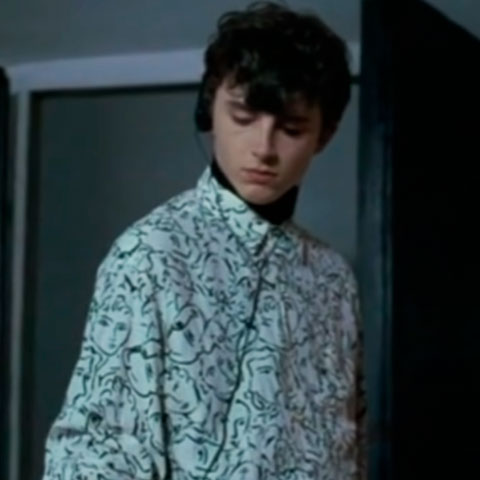 Elio: interpretado pelo ator franco-americano Timothée Chalamet, Elio é um adolescente que vive com sua família no interior da Itália dos anos 80. Sua vida de jovem estudante boêmio é impactada com a chegada de Oliver, um estudante mais velho que chega dos Estados Unidos como hóspede em sua casa.