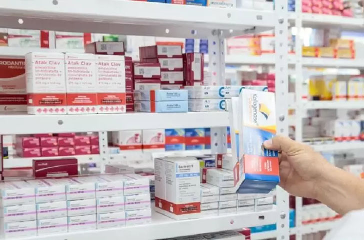 Um caso que ocorreu no Distrito Federal serve de exemplo. Uma farmácia foi condenada pela Justiça a indenizar uma cliente que recebeu orientação de uma balconista para substituir um remédio. endentes de farmácia não são qualificados para indicar medicamentos.  