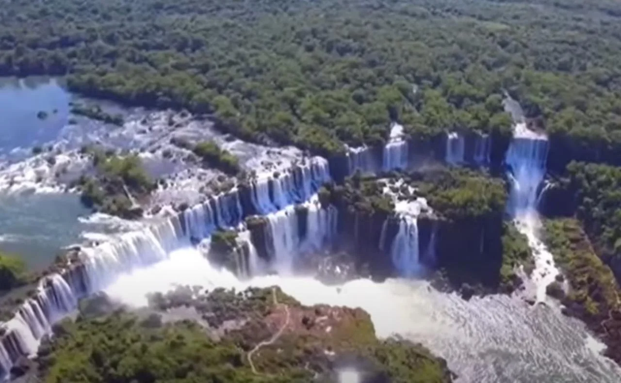 Foz do Iguaçu, além de ser um ponto de convergência entre diferentes culturas, também é um polo de intercâmbio comercial e econômico, recebendo turistas de todo o mundo, muitos deles vindos diretamente da Argentina.