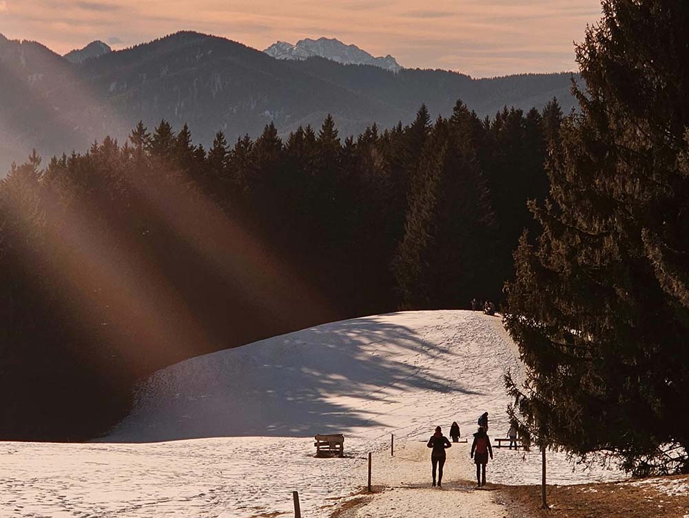 O que liga essas nações à Baviera é um patrimônio comum de tradições alpinas, arquitetura medieval, festivais como a Oktoberfest e uma forte identidade germânica.