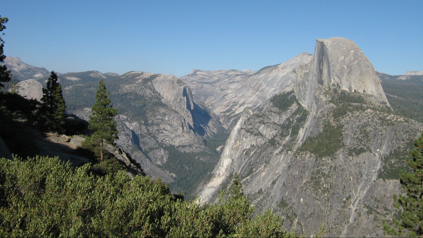Half Dome (EUA) – No Parque Nacional de Yosemite, essa montanha tem um formato de cúpula cortada ao meio. Sua aparência distinta é resultado da erosão glacial. É um desafio para escaladores, e sua trilha íngreme atrai aventureiros do mundo todo.