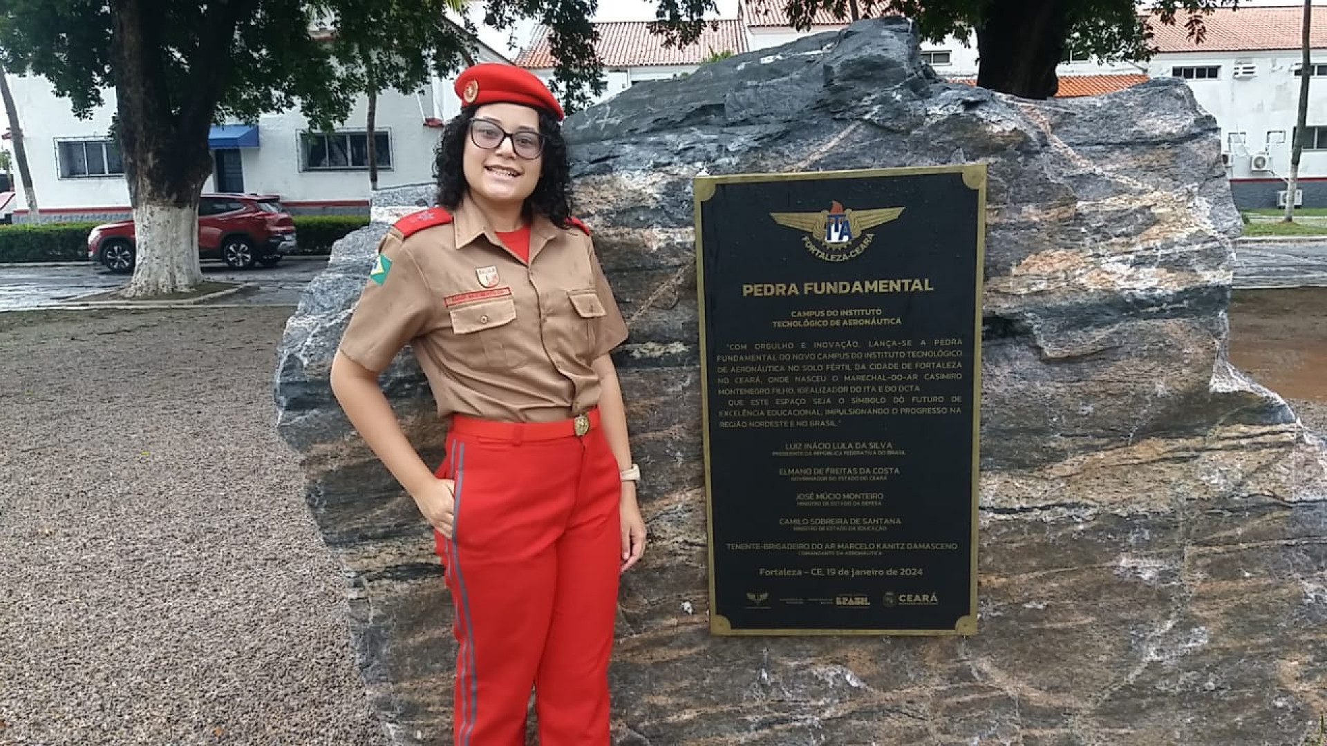 Sarah Nascimento de 15 anos estar no 1°Ano do Ensino Médio e faz parte da Turma ITA do Colégio Militar do Corpo de Bombeiro Escritora Rachel de Queiroz