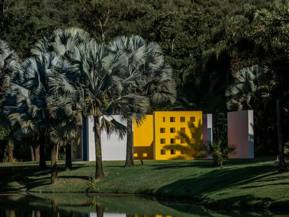 Instituto Inhotim (2006)
Maior museu a céu aberto do mundo, em Minas Gerais, combina arte contemporânea e natureza. Suas galerias espalhadas por jardins botânicos tornam-no um destino único para amantes da arte. - Divulgação/www.inhotim.org.br
