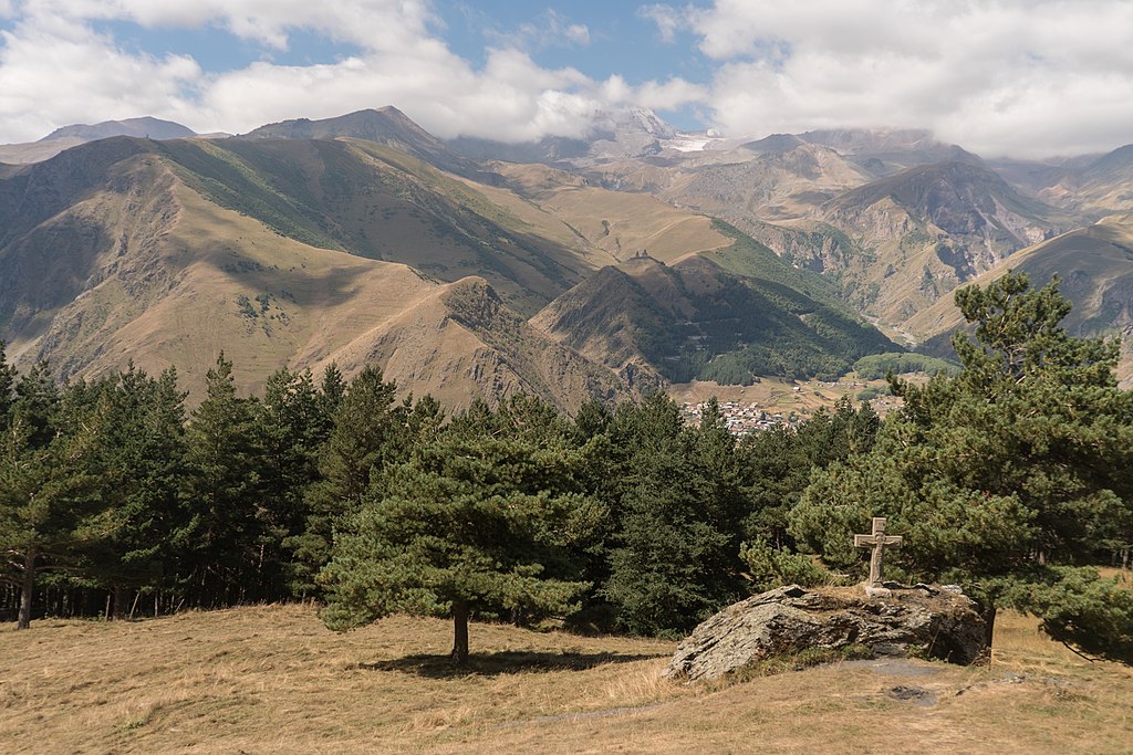 PARQUE NACIONAL DE KAZBEGI – GEÓRGIA - Fundado em 1976, abrange os picos majestosos do Cáucaso e é ideal para caminhadas e escaladas. É famoso pelo Monte Kazbek e igrejas remotas.
