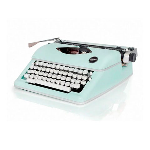 A máquina de escrever têm seu rascunho lá no Século 16. Foi sendo desenvolvida e serviu de inspiração para os computadores. Curiosamente, se você errasse algo na máquina de escrever, tinha que refazer tudo, pois se apagasse, ficava com uma mancha por cima. O teclado atual, dos celulares e computadores, conhecido como QWERTY, tem origem aí. 