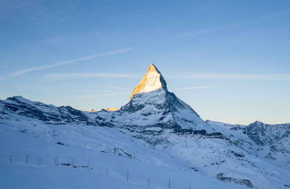 Matterhorn (Suíça/Itália) – Com sua forma piramidal quase perfeita, é uma das montanhas mais icônicas dos Alpes. Formada pela colisão de placas tectônicas, sua ascensão é um desafio para alpinistas. A cidade suíça de Zermatt oferece vistas espetaculares e infraestrutura turística para admirar essa maravilha natural.
