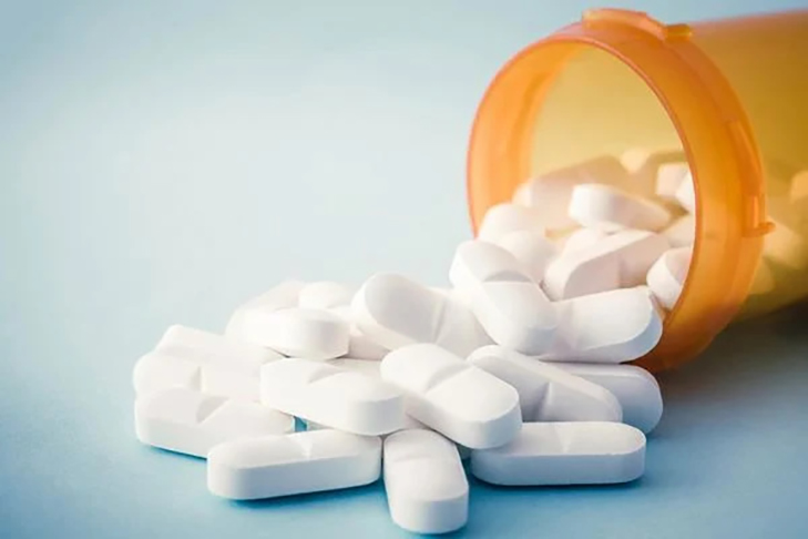 Tem sido comum as pessoas procurarem genéricos por causa do preço mais em conta. O ideal é, na hora da própria consulta, perguntar ao médico se ele autoriza o genérico em vez da marca. Dependendo do tratamento, o médico recomenda um medicamento de determinado laboratório. 